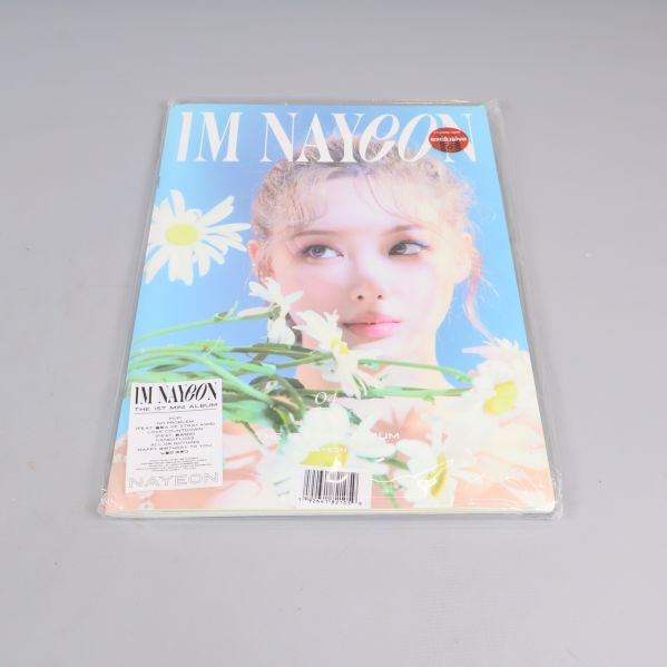 Närbild på Im Nayeon-albumet med blommor och ljusblå bakgrund