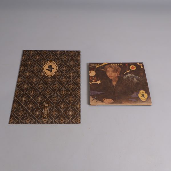 Kpop-album och fotobok liggande sida vid sida