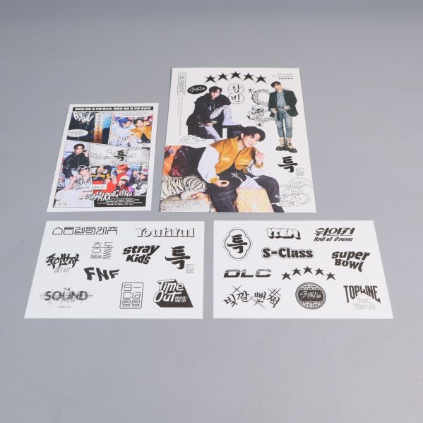 Stickers och samlarkort från kpop-albumet utspridda