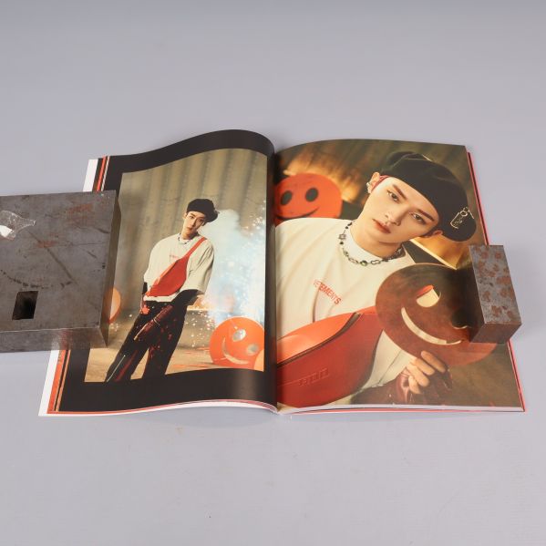 Uppslagen fotobok ur röd Oddinary-boxen
