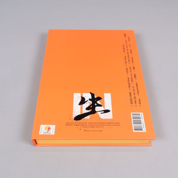 Baksida av orange album med svart tecken