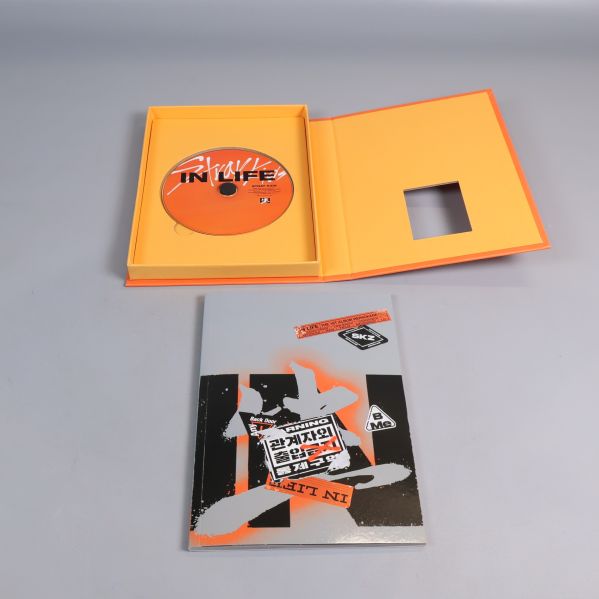 Album öppnat med CD och bokillustration