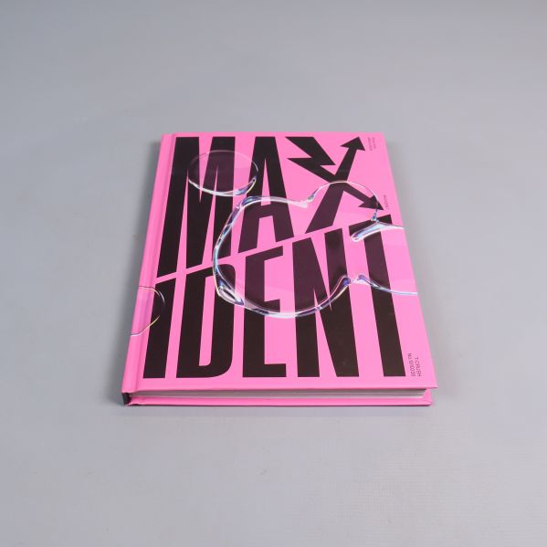 Framsidan av Maxident album i starkt rosa med svart text