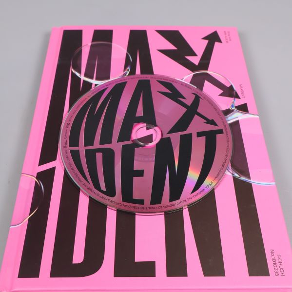 CD placerad ovanpå Maxident albumets framsida