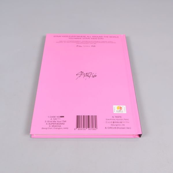 Baksida av rosa fotobok med text och logotyp