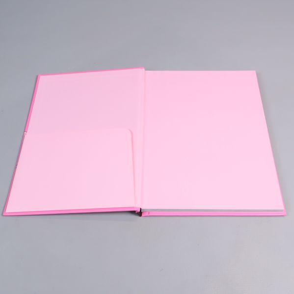 Uppslagen rosa fotobok med tomma sidor och ficka till vänster
