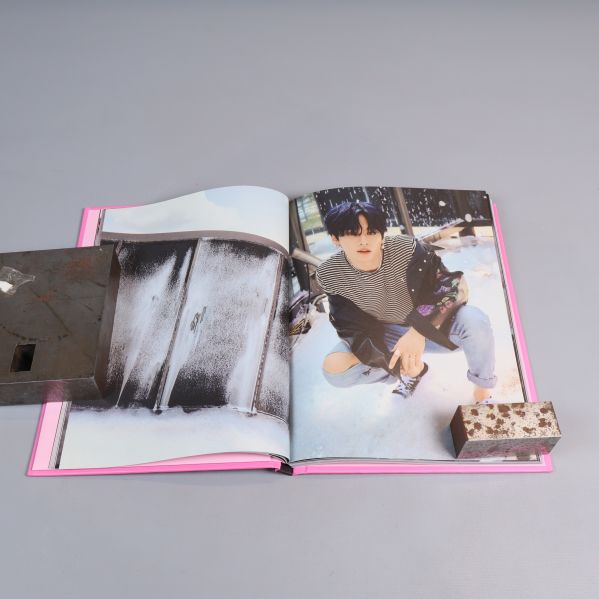 Uppslagen fotobok med färgfoto på medlem i vinterscen