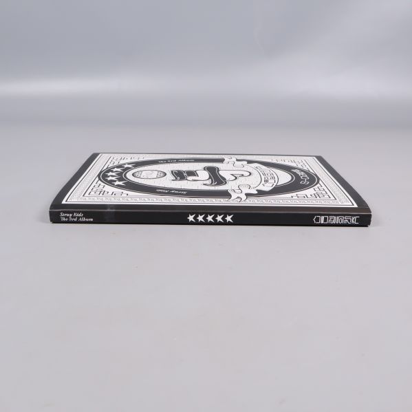 Stray Kids album S-Class visat från sidan med ryggen synlig