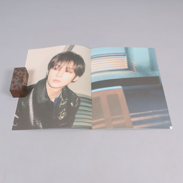 Fotobok från Stray Kids album med porträttbild och illustration