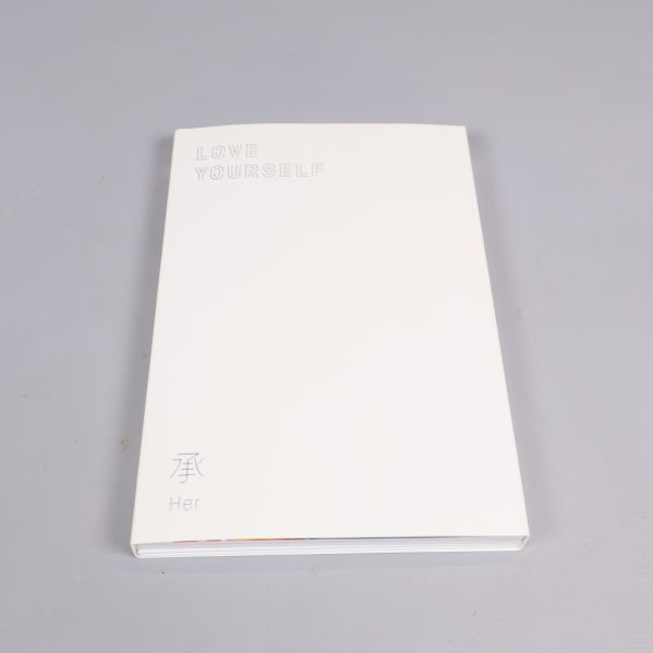 Love Yourself Her BTS-album med vit, minimalistisk framsida