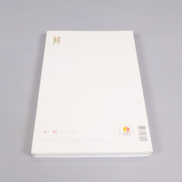 Love Yourself Her album vit baksida med BTS-logotyp och streckkod
