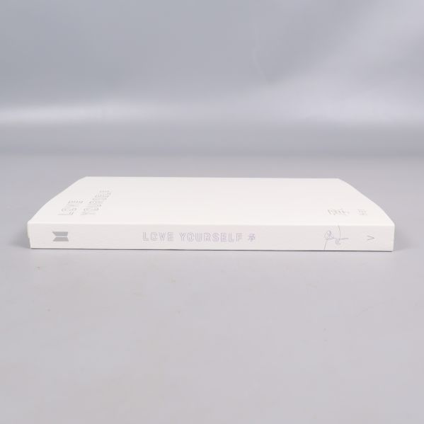 Albumrygg med text Love Yourself Her