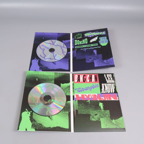 Två cd-skivor från albumet med grönt och lila tryck