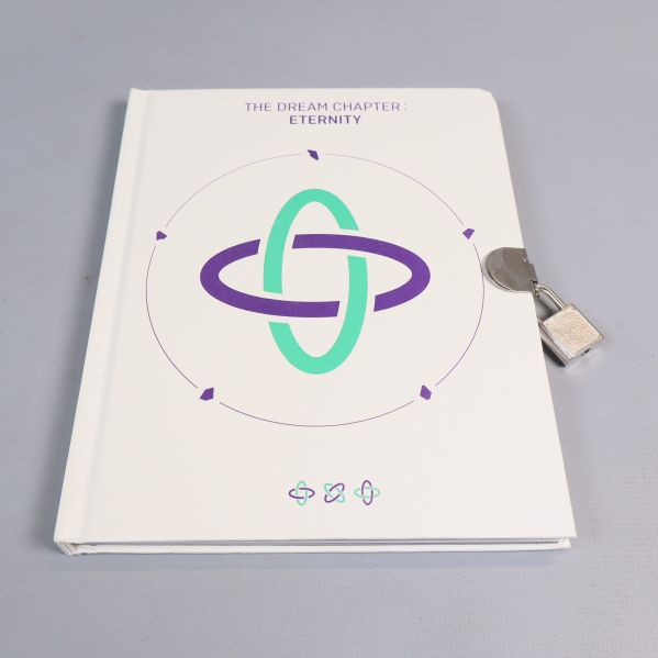 Framsidan av ett txt-album med grafiskt omslag och lås