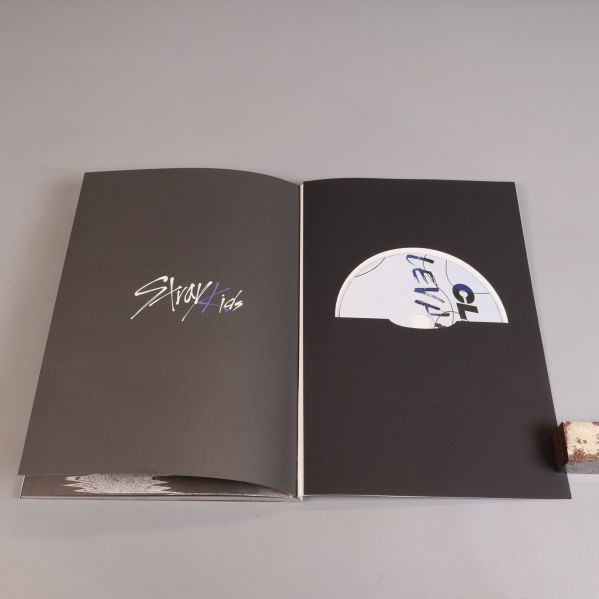 Inuti albumet med CD och svart insida