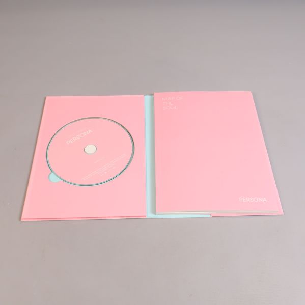 Uppslaget BTS-album med CD i rosa fodral