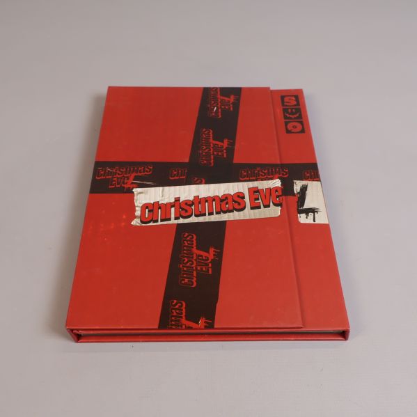 Stängt rött album med text Christmas Eve på framsidan