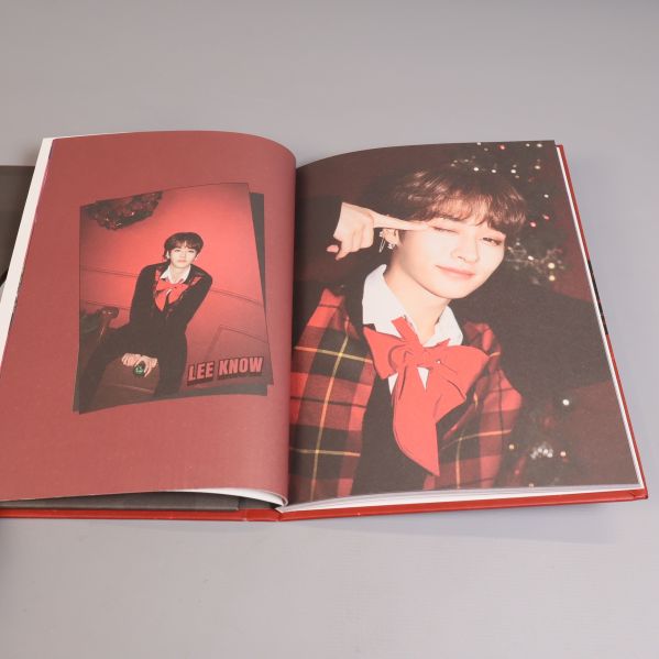 Uppslagen fotobok från albumet med porträtt