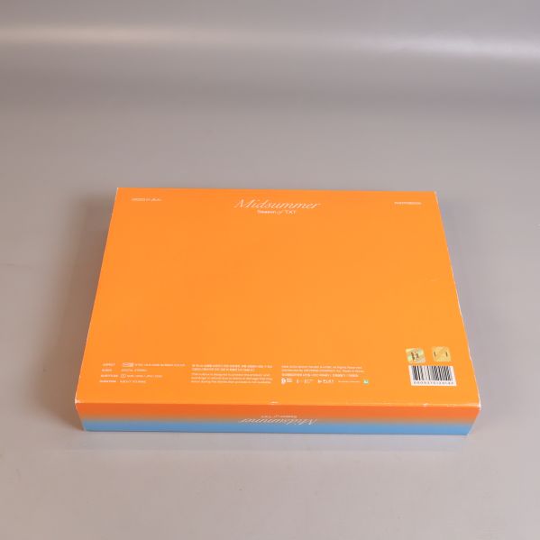 Baksida av orange box med texten Midsummer Season of TXT