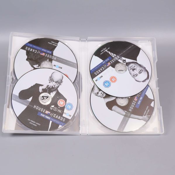 Öppen dvd-fodral med fyra House of Cards-skivor