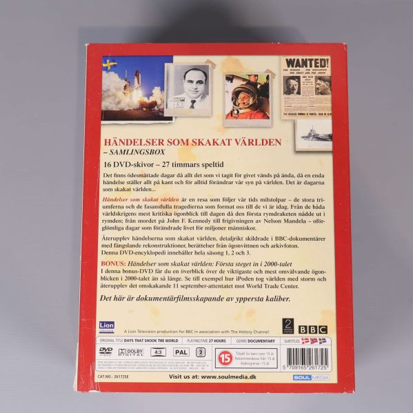 Baksidan av DVD-boxen med beskrivning på svenska