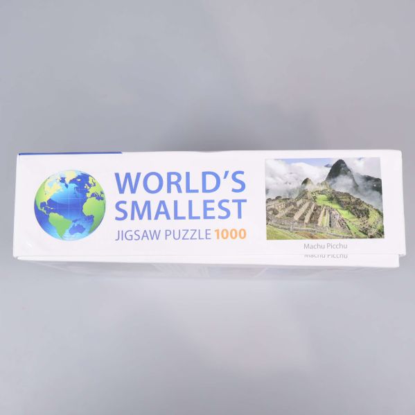 Sidan av asken med texten World's Smallest Jigsaw Puzzle