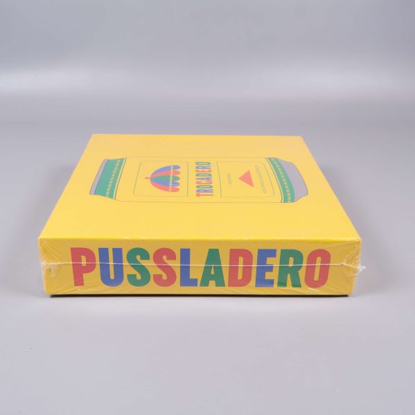Sidan av pusselasken med texten PUSSLADERO i färg