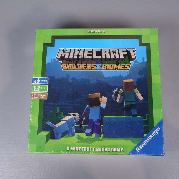 Framsidan av Minecraft Builders & Biomes sällskapsspel i grön förpackning