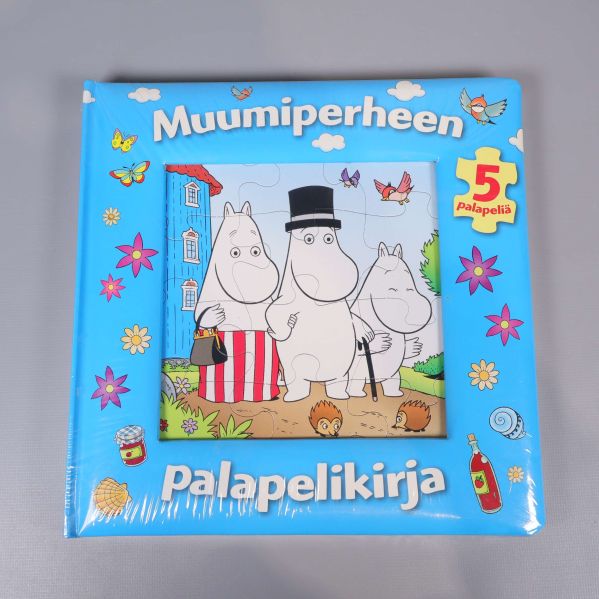 Närbild framsidan på Muumiperheen pusselbok med 5 pussel
