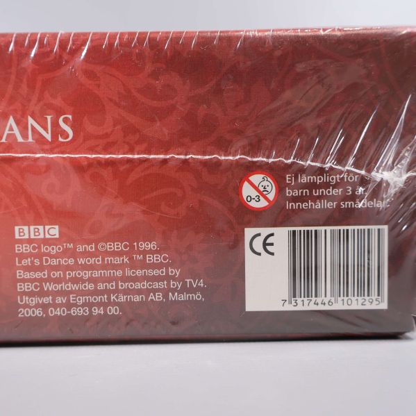 Baksida av box med varningstext, barcode och BBC-logga