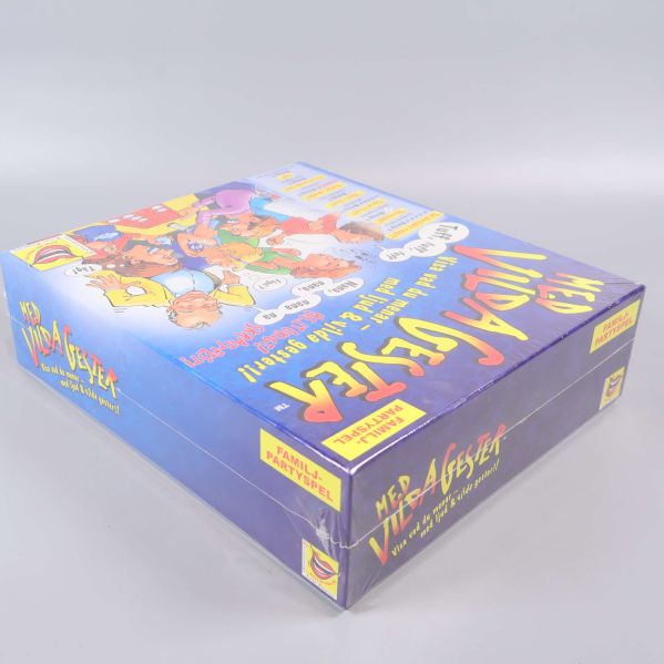Spelboxen Med Vilda Gester sedd från sidan
