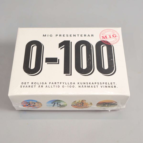 O-100 frågespelets framsida med tydlig logotyp och speltitel