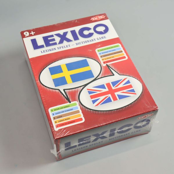 Framsidan av Lexico spel med svenska och brittiska flaggor