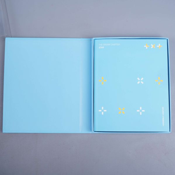 Albumöppning som visar matchande ljusblå fotobok