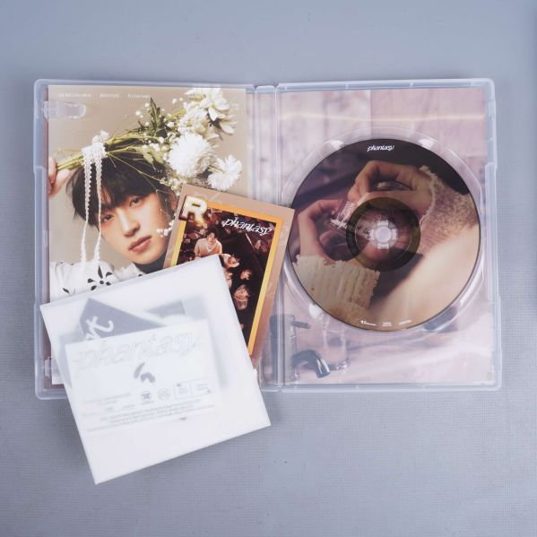 Öppen albumask med CD, fotobok och samlarbilder