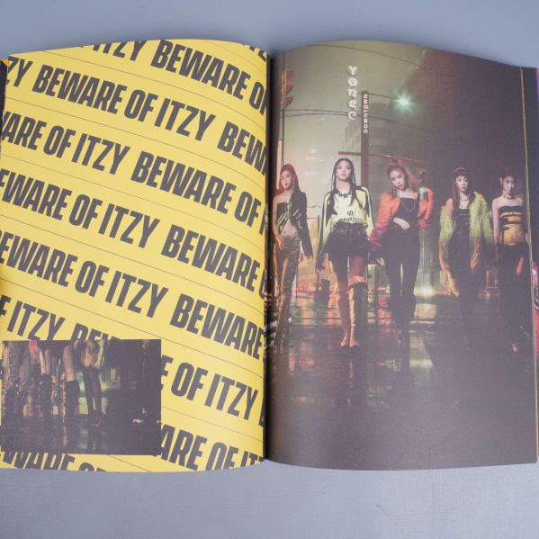 Uppslag med ITZY-gruppbild och text Beware of ITZY