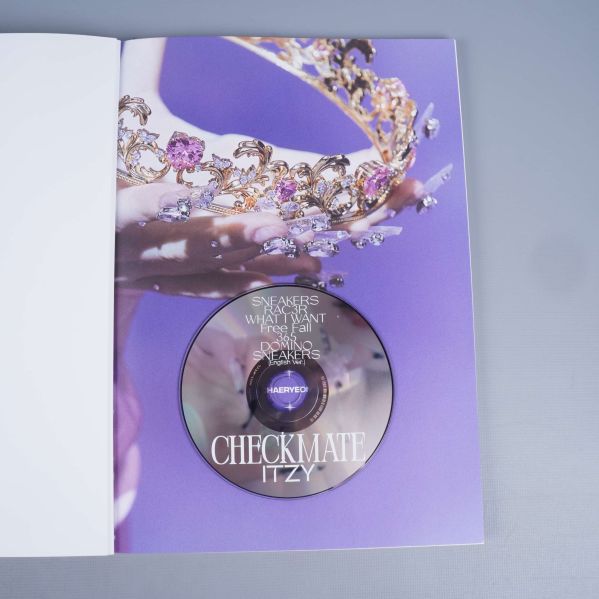 Närbild på CD-skiva i albumet CHECKMATE från ITZY