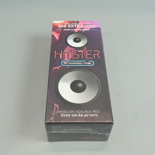 Framsidan av Hitster-spelet med högtalardesign och neontext