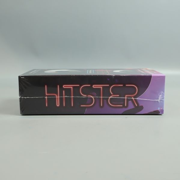 Långsida av Hitster-lådan med neontexten Hitster