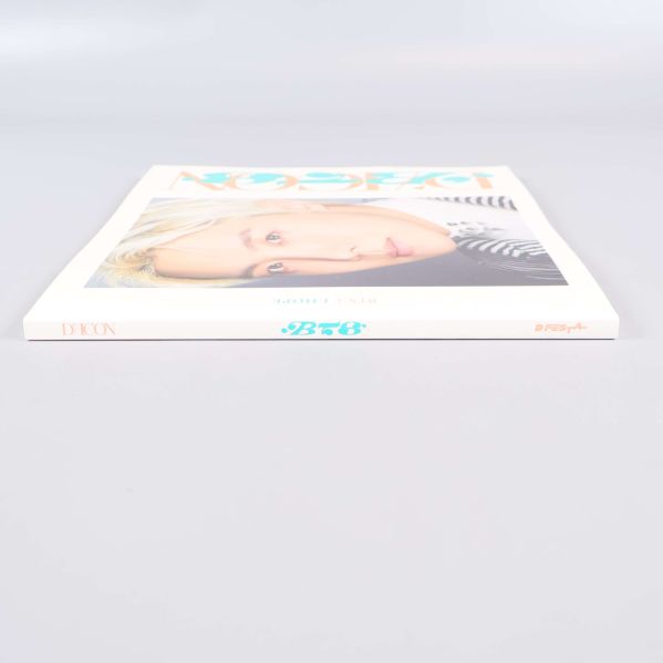 Fotobok liggande på yta med synlig rygg