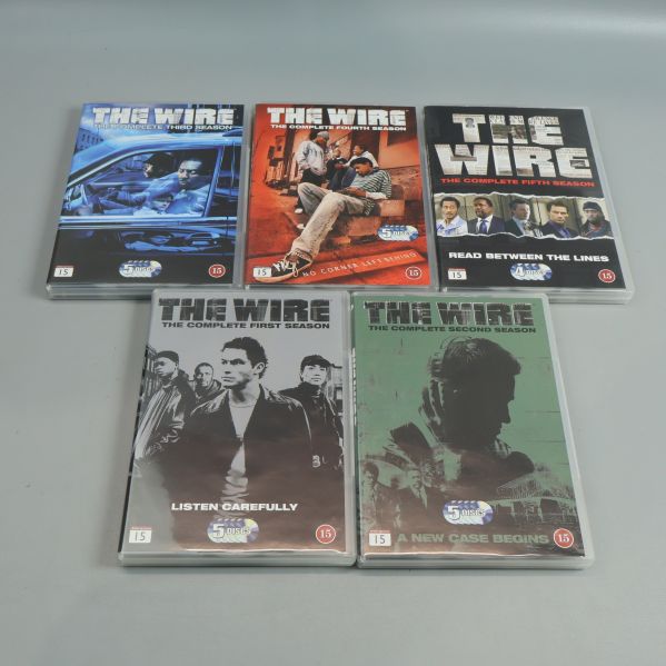 Alla fem dvd-fodral för The Wire liggande på rad