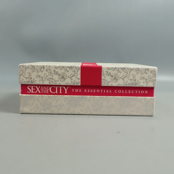 Sidan av Sex and the City-box med tydlig titel och mönster