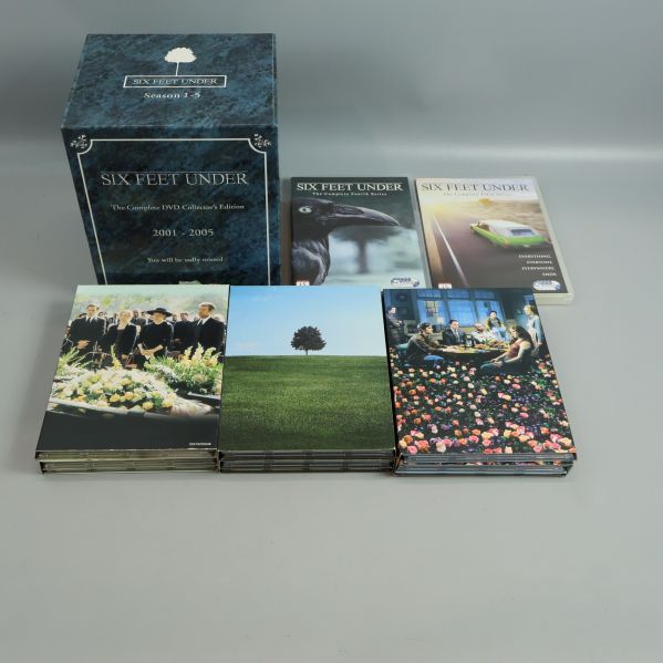 Six Feet Under DVD-box och alla fodral upplagda på rad