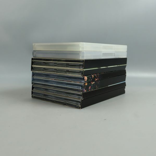 DVD-boxar staplade ovanifrån och från sidan