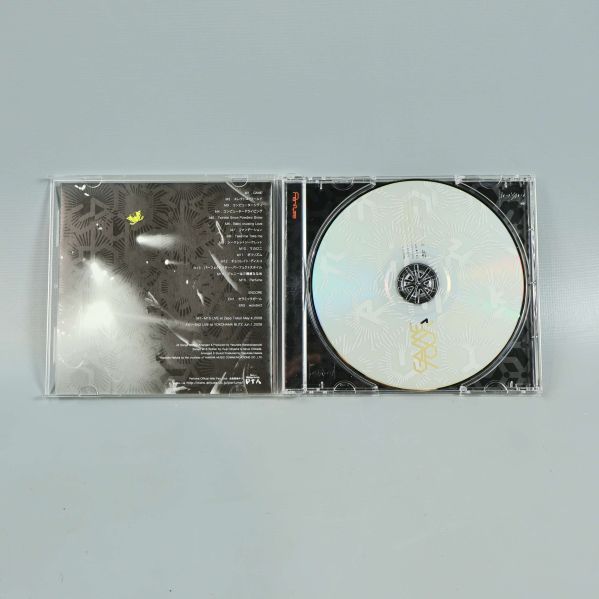 Uppslagen CD med booklet och silverfärgad skiva