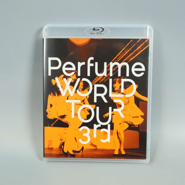 Framsidan av Perfume World Tour 3rd Blu-ray med orange design