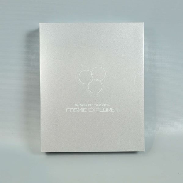 Framsida av silverfärgad Blu-ray box med logotyp