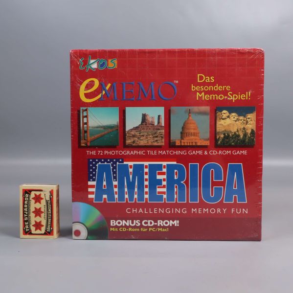 America memoryspel bredvid en tändsticksask för storleksjämförelse