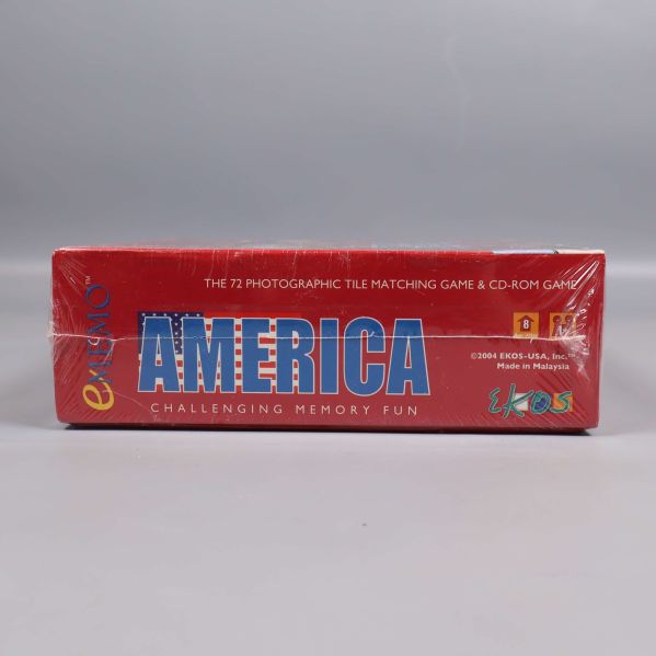 Undersidan av röd låda till America memoryspel med logotyp och titel