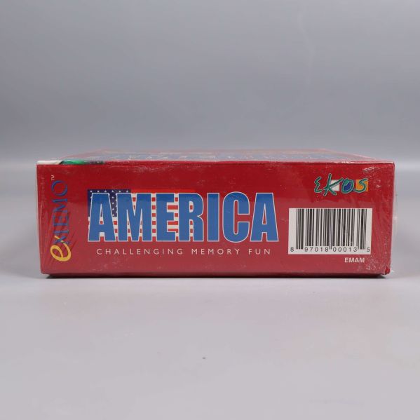 Långsida av America memoryspel med streckkod och logotyp